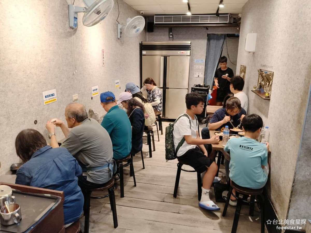 企鵝文肉羹店 企鵝文肉羹店菜單 企鵝文肉羹店推薦 大同區美食 大同美食 雙連美食 台灣小吃 肉羹 新店面則是狹長型的格局,前段是點餐出餐區,後段擺了幾張小桌子,座位不算多,大概十幾個,單人座居多,也有能坐兩三人的桌子。 @台北美食星探
