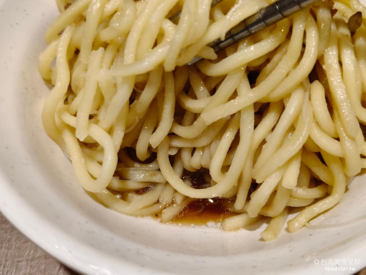 企鵝文肉羹店 企鵝文肉羹店菜單 企鵝文肉羹店推薦 大同區美食 大同美食 雙連美食 台灣小吃 肉羹 底部醬汁,雖然不多,但味道已經很夠了,不需要再多醬汁,唯一的小缺點是油蔥酥加得比較多,所以整體吃起來偏油膩。 @台北美食星探