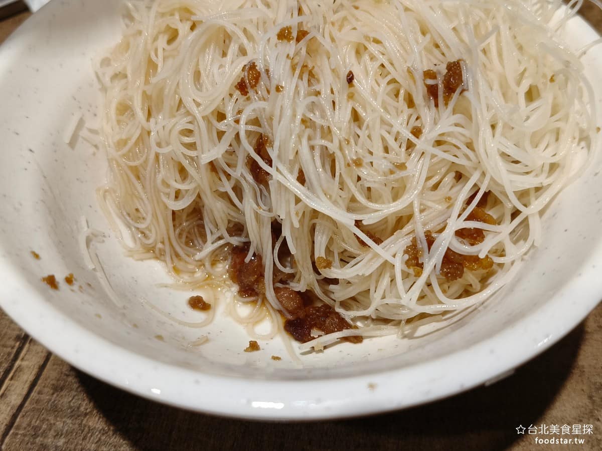 企鵝文肉羹店 企鵝文肉羹店菜單 企鵝文肉羹店推薦 大同區美食 大同美食 雙連美食 台灣小吃 肉羹 米粉唯一缺點是吃起來偏乾,底部也沒什麼醬汁。 @台北美食星探