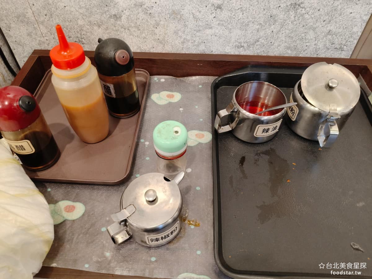 企鵝文肉羹店 企鵝文肉羹店菜單 企鵝文肉羹店推薦 大同區美食 大同美食 雙連美食 台灣小吃 肉羹 旁邊有提供各種調味料,有黑醋、辣椒、辣椒粉,如果覺得魷魚羹的味道不夠,推薦可以加一點醋, @台北美食星探