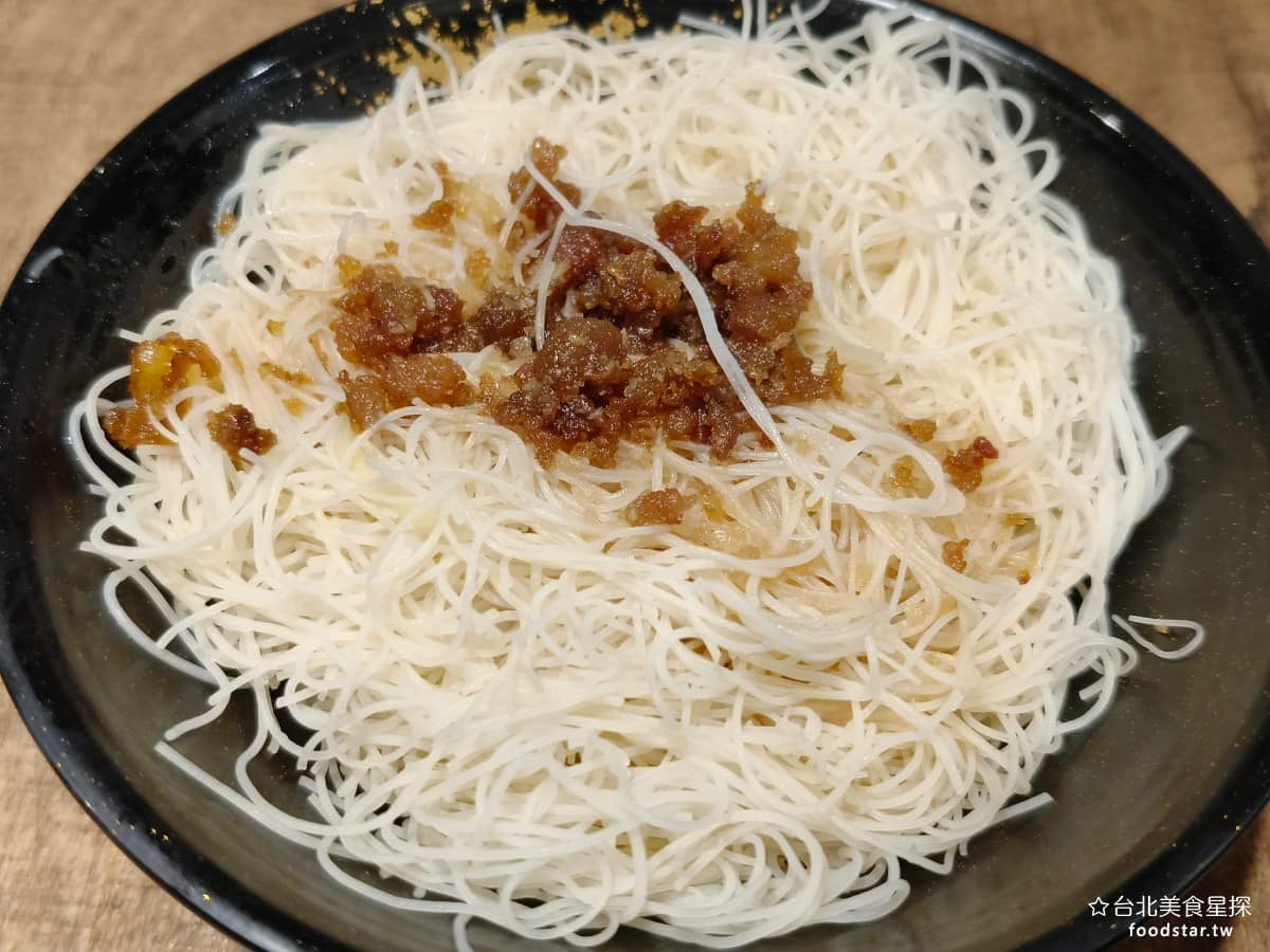 企鵝文肉羹店 企鵝文肉羹店菜單 企鵝文肉羹店推薦 大同區美食 大同美食 雙連美食 台灣小吃 肉羹 炒米粉一碗 這裡的麵和米粉,都分成半碗、一碗、大碗三種,不管哪一種,給的份量都不少。想簡單配肉羹吃的話,點半碗就夠了,想吃飽一點,才建議點一整碗,不用怕吃不夠。 @台北美食星探