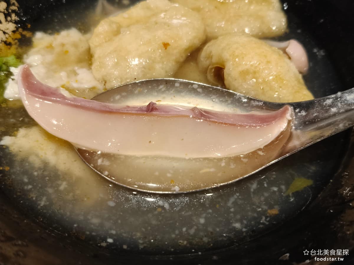 企鵝文肉羹店 企鵝文肉羹店菜單 企鵝文肉羹店推薦 大同區美食 大同美食 雙連美食 台灣小吃 肉羹 魷魚吃起來口感特別脆,非常新鮮,甚至個人覺得,比這裡的肉羹還要更好吃。魷魚切得偏厚,咬起來脆彈,有嚼勁單吃,或配著炒米粉,都很合適。 @台北美食星探