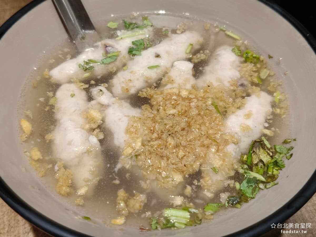 企鵝文肉羹店 企鵝文肉羹店菜單 企鵝文肉羹店推薦 大同區美食 大同美食 雙連美食 台灣小吃 肉羹 包漿魷魚 這道跟一般的魷魚羹不一樣,是魚漿包著魷魚做成的,把魷魚整個包在魚漿裡面,吃起來比肉羹更軟嫩、更順口。湯頭上面加了滿滿的蒜酥,味道比一般的湯頭重不少。 @台北美食星探