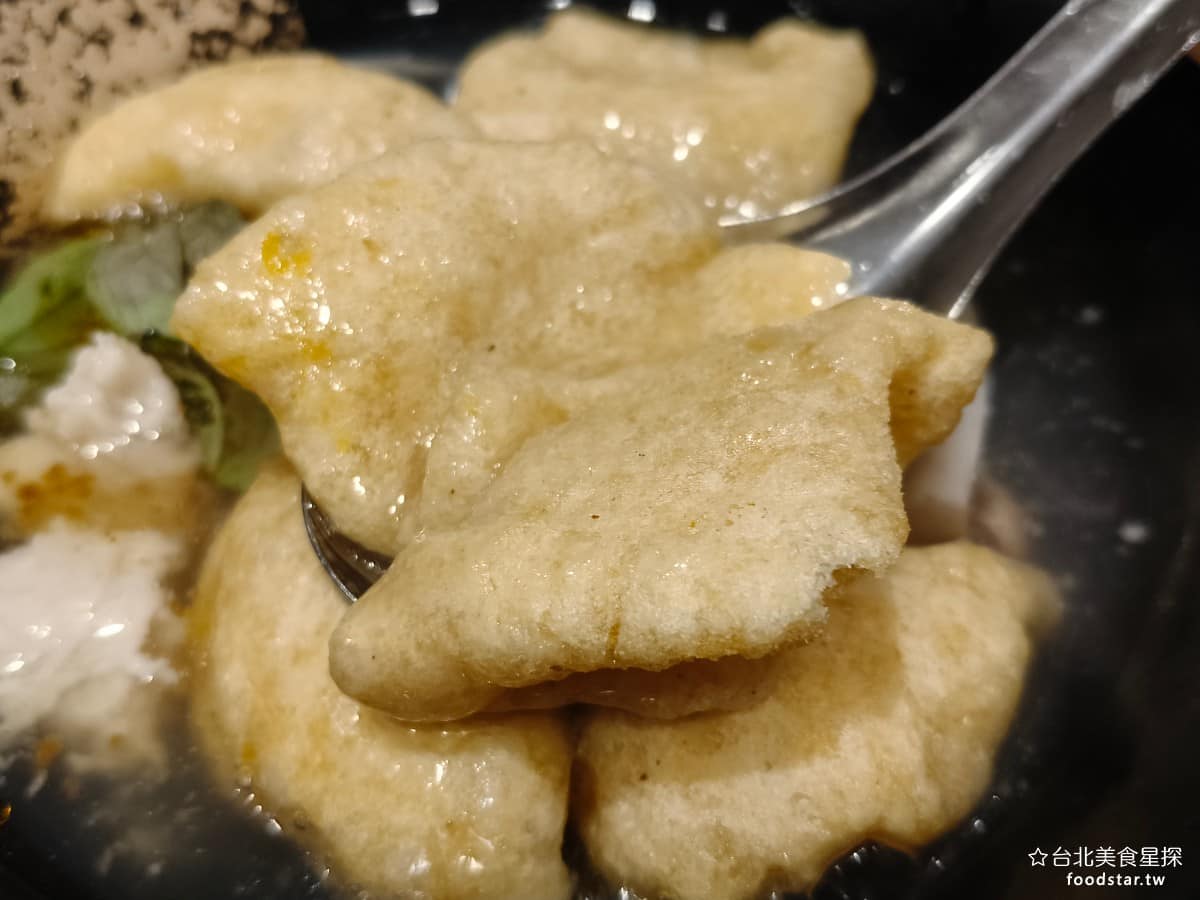 企鵝文肉羹店 企鵝文肉羹店菜單 企鵝文肉羹店推薦 大同區美食 大同美食 雙連美食 台灣小吃 肉羹 牆上寫的綜合羹,其實只有肉羹加魷魚,沒有魚酥想吃到三種料齊全的話,要另外加點魚酥,加 15 元。這裡的魚酥口感偏硬,有些魚酥吸飽湯之後,還能保有脆度。但這家的魚酥,吸湯後反而會變得更硬,不算有層次,是比較可惜的地方。 @台北美食星探
