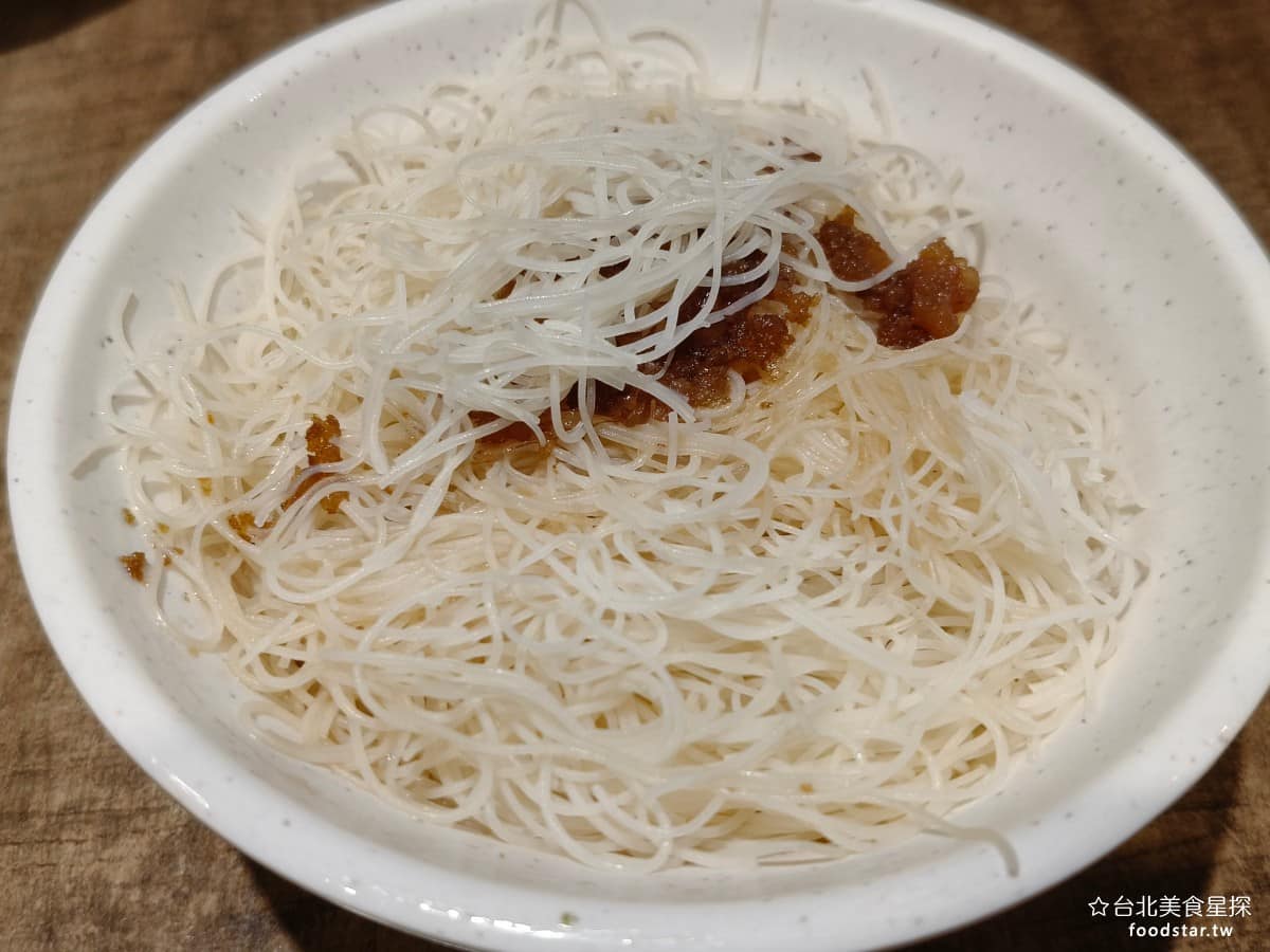 企鵝文肉羹店 企鵝文肉羹店菜單 企鵝文肉羹店推薦 大同區美食 大同美食 雙連美食 台灣小吃 肉羹 炒米粉半碗 上面加了招牌的油蔥酥肉燥,拌開來吃每一口都很香,份量其實不少,吃起來很有飽足感,米粉口感Q彈,煮得不會太軟爛,很有嚼勁。 @台北美食星探