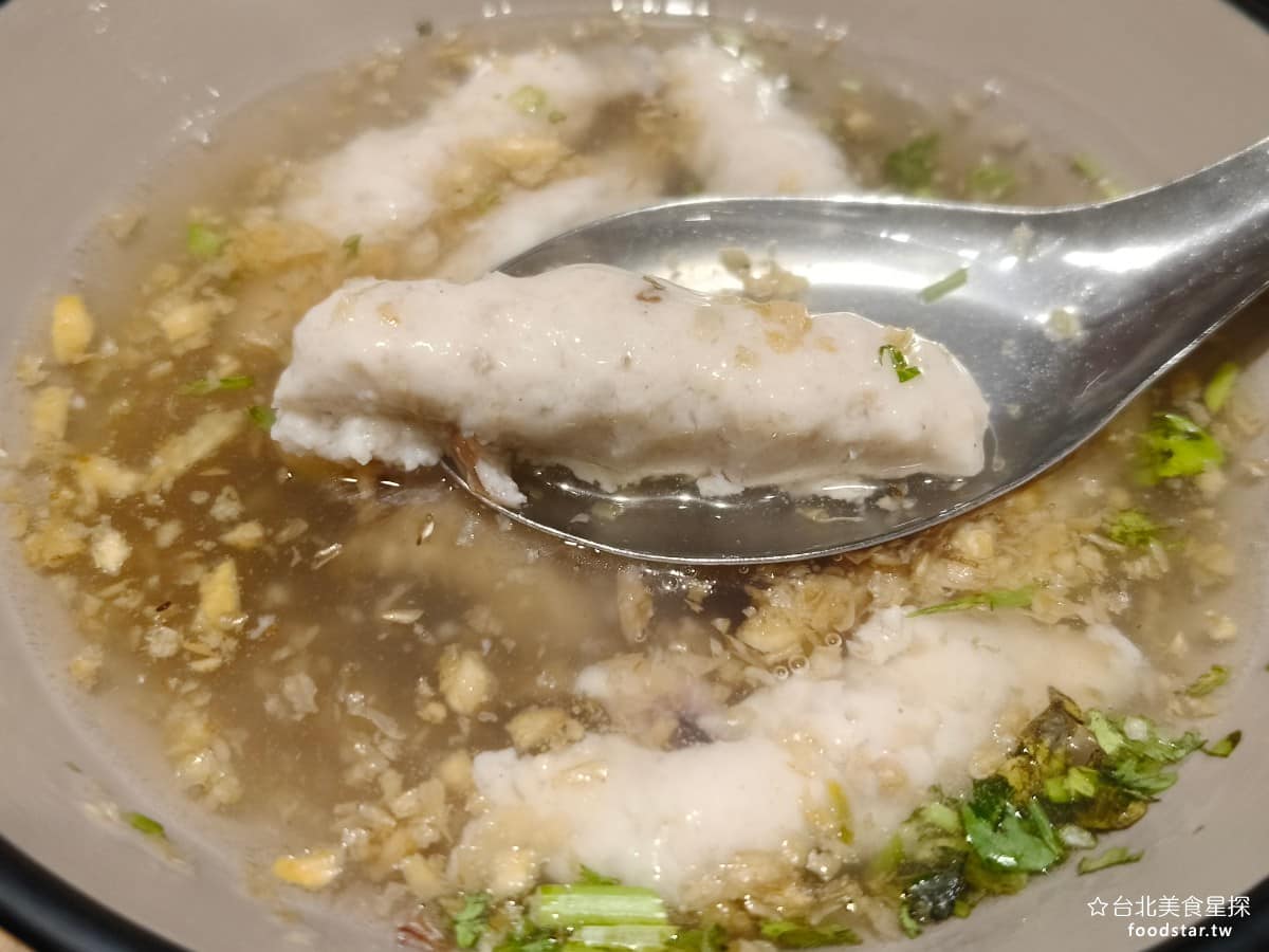 企鵝文肉羹店 企鵝文肉羹店菜單 企鵝文肉羹店推薦 大同區美食 大同美食 雙連美食 台灣小吃 肉羹 肉羹用的是豬肉,但包漿魷魚包的是魷魚,所以吃起來比肉羹口感更軟,怕吃硬的人,推薦點這個。 @台北美食星探