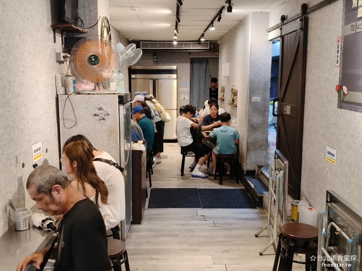 企鵝文肉羹店 企鵝文肉羹店菜單 企鵝文肉羹店推薦 大同區美食 大同美食 雙連美食 台灣小吃 肉羹 因為原攤子的房東預計要進行都更,攤子遲早得搬遷,店家提早就在同一條街上租下新店面,先讓新、舊兩處同時營運,減少搬遷對客人造成的影響。 @台北美食星探
