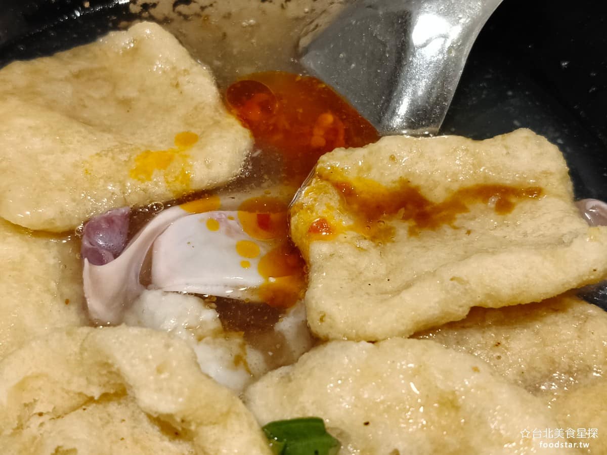 企鵝文肉羹店 企鵝文肉羹店菜單 企鵝文肉羹店推薦 大同區美食 大同美食 雙連美食 台灣小吃 肉羹 因為湯頭走的是清爽路線,只有微微的蒜味,如果覺得味道不夠的人,可以加黑醋,或加辣椒,吃起來會更過癮。 @台北美食星探