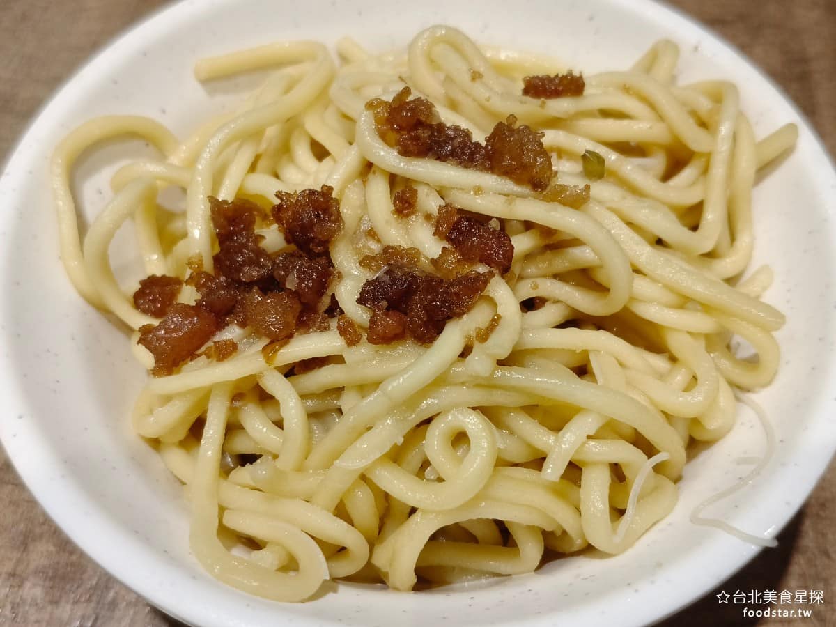 企鵝文肉羹店 企鵝文肉羹店菜單 企鵝文肉羹店推薦 大同區美食 大同美食 雙連美食 台灣小吃 肉羹 炒麵半碗 用的是黃麵,上面加的招牌肉燥,不是單純的肉燥,裡面拌了不少油蔥酥,吃起來特別香。 @台北美食星探