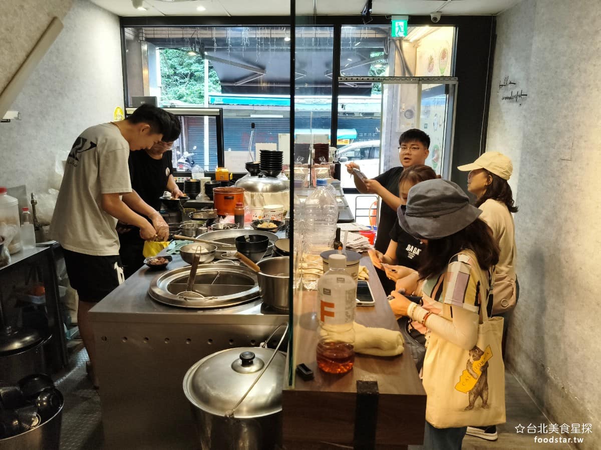 企鵝文肉羹店 企鵝文肉羹店菜單 企鵝文肉羹店推薦 大同區美食 大同美食 雙連美食 台灣小吃 肉羹 目前老攤位仍在原址繼續賣,很熟客還是習慣坐在路邊吃,覺得那個味道比較對味。等到都更真正動工,攤位就會正式搬到新店面,屆時民生西路上的路邊攤,將走入歷史,只留下萬全街上這間有冷氣的店面。 @台北美食星探