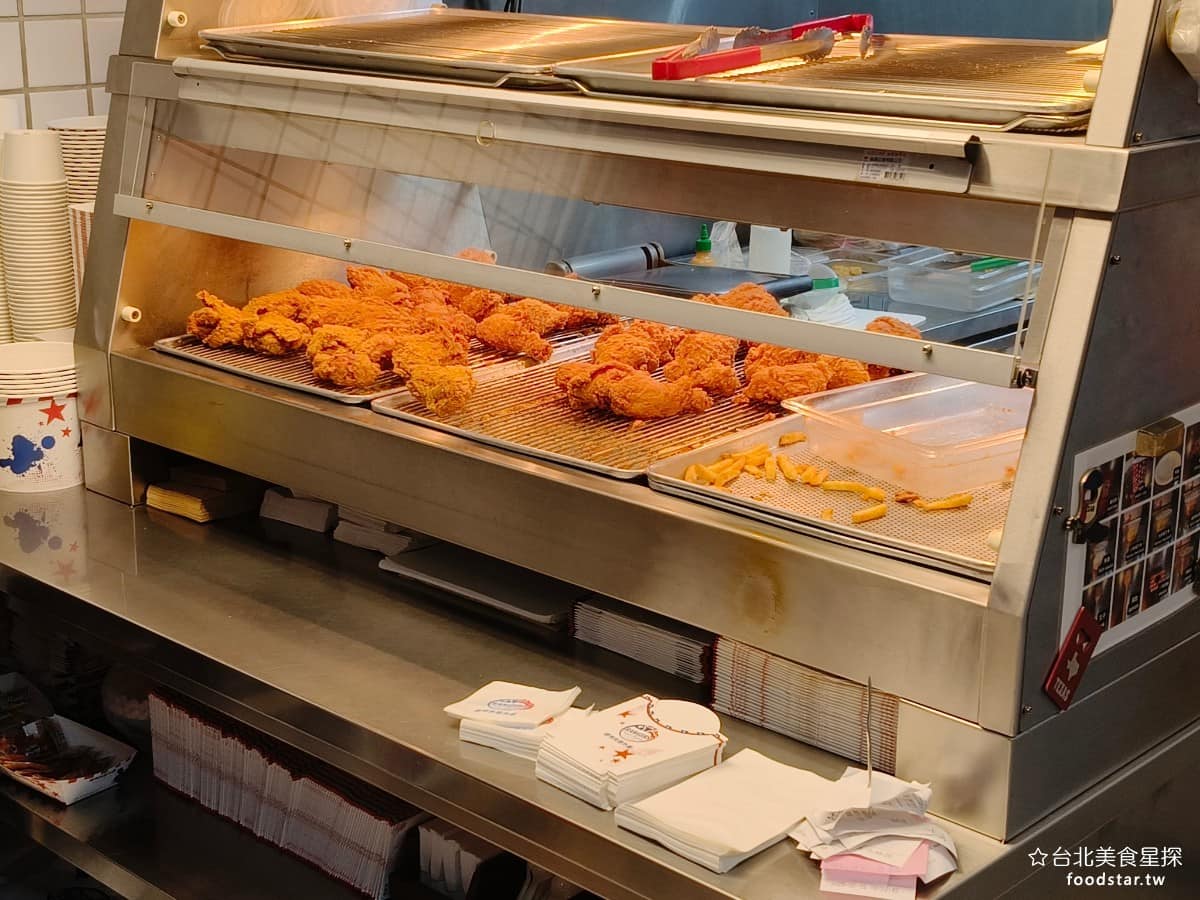 德州美墨炸雞天母店 德州美墨炸雞天母店菜單 德州美墨炸雞天母店推薦 士林區美食 士林美食 美式料理 因為堅持現點現炸,出餐速度不算快,但外皮酥脆、肉汁飽滿的口感,這也是在網路上評價一直不錯的原因。 @台北美食星探