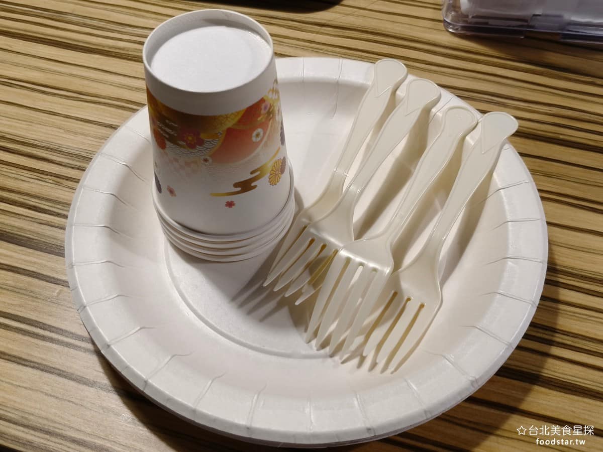 德州美墨炸雞天母店 德州美墨炸雞天母店菜單 德州美墨炸雞天母店推薦 士林區美食 士林美食 美式料理 店內有提供餐盤、紙杯和餐具,這很貼心,吃的時候不用擔心完全都要用手。 @台北美食星探