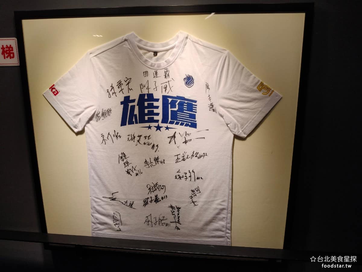 德州美墨炸雞天母店 德州美墨炸雞天母店菜單 德州美墨炸雞天母店推薦 士林區美食 士林美食 美式料理 店家在牆上,還掛著一件雄鷹球隊的衣服。 @台北美食星探