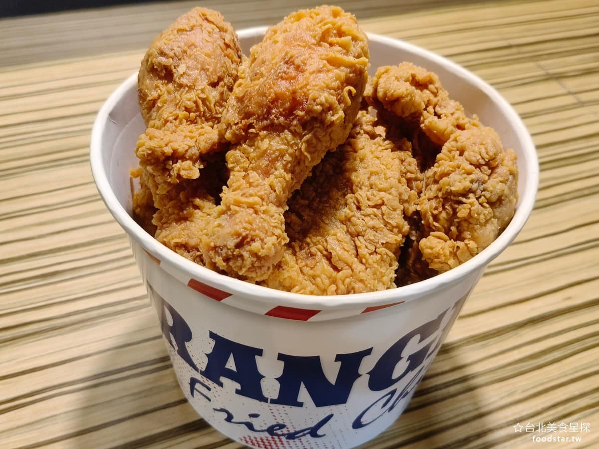 德州美墨炸雞天母店 德州美墨炸雞天母店菜單 德州美墨炸雞天母店推薦 士林區美食 士林美食 美式料理 八塊雞套餐 炸雞的味道真的很不錯,外皮酥脆裹的粉相當厚實,點餐時看到他們炸雞過程,連續裹了兩層粉,所以外皮吃起來特別酥脆。酥脆是這款炸雞的優點,但個人覺得皮有點偏厚。 @台北美食星探