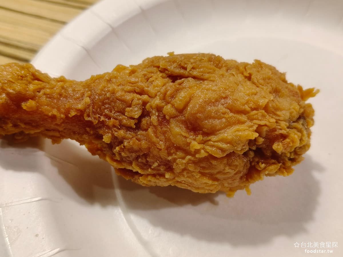 德州美墨炸雞天母店 德州美墨炸雞天母店菜單 德州美墨炸雞天母店推薦 士林區美食 士林美食 美式料理 外皮吃起來口感偏硬一些,裡面的肉醃製得很入味,不管是腿塊還是雞腿肉,都很軟嫩。因為外皮厚,整體尺寸也會比一般炸雞看起來更大一圈,吃起來也比較有飽足感。 @台北美食星探