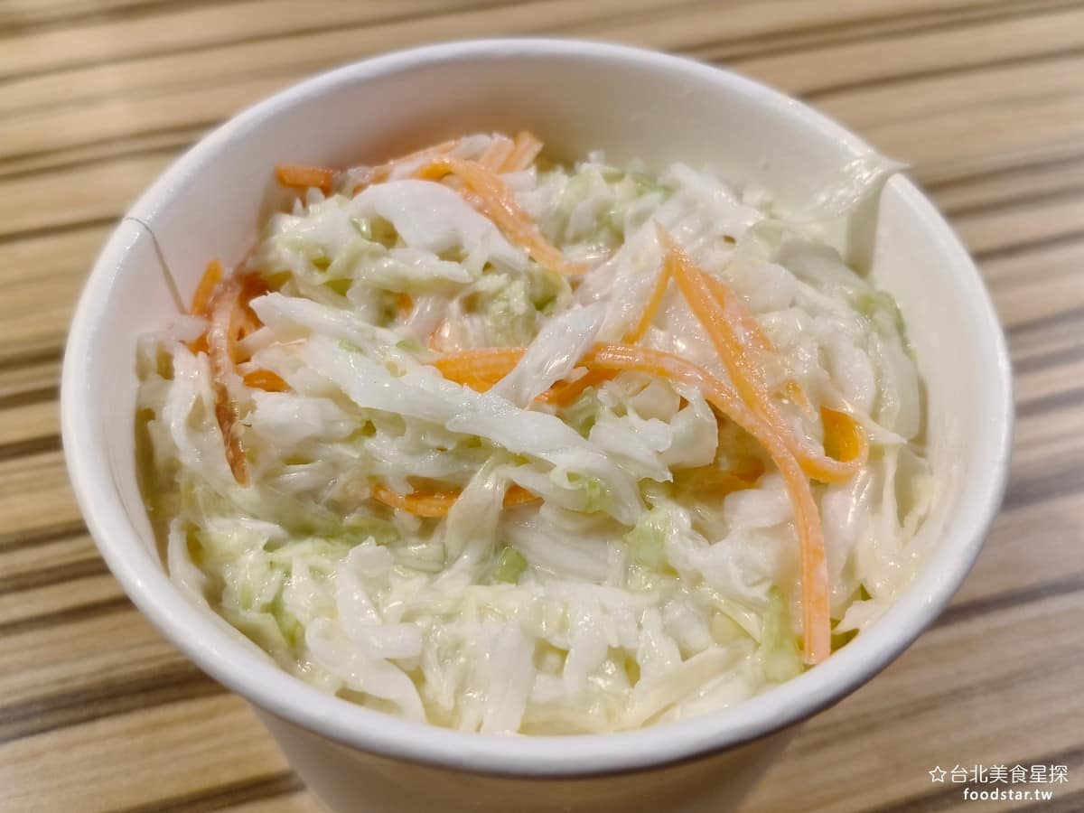 德州美墨炸雞天母店 德州美墨炸雞天母店菜單 德州美墨炸雞天母店推薦 士林區美食 士林美食 美式料理 高麗菜沙拉 菜切得細份量雖小,但裝得滿醬汁不會太鹹,鹹淡拿捏得剛好。 @台北美食星探