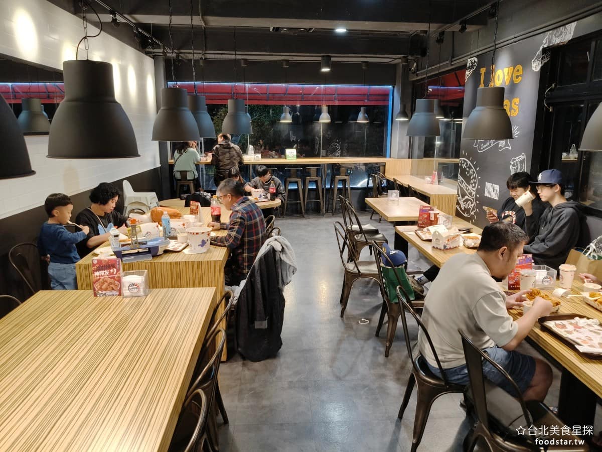 德州美墨炸雞天母店 德州美墨炸雞天母店菜單 德州美墨炸雞天母店推薦 士林區美食 士林美食 美式料理 店內裝潢是黑色調搭配德州牛仔風格的插畫,牆面上畫著各個部位的炸雞,跟菜單內容,視覺上蠻有特色,不是那種一般連鎖速食店常見的制式裝潢。 @台北美食星探