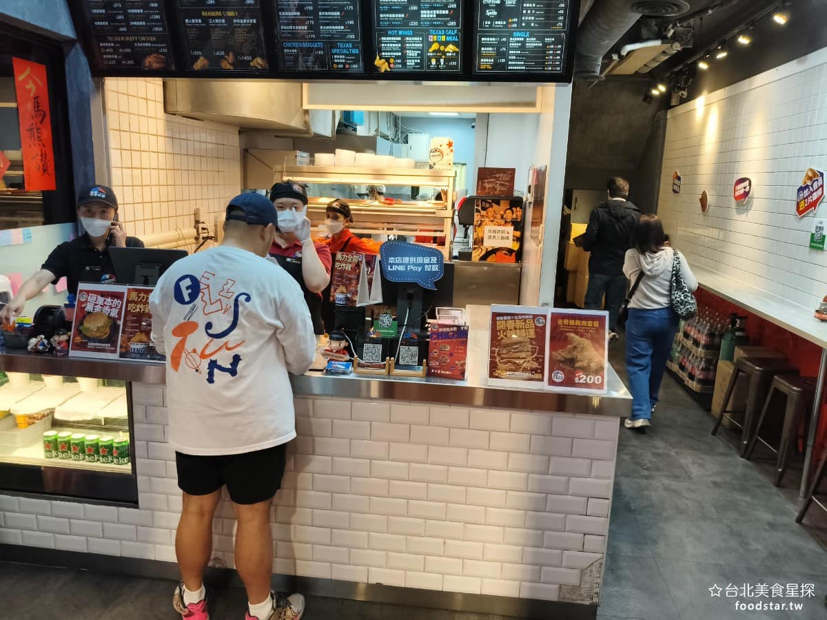 德州美墨炸雞天母店 德州美墨炸雞天母店菜單 德州美墨炸雞天母店推薦 士林區美食 士林美食 美式料理 《德州美墨炸雞天母店》的炸雞做法,跟一般速食店不太一樣,雞肉會先用七種進口醬料醃製,超過十二小時,再經過兩道手拍裹粉的程序,才下鍋油炸。 @台北美食星探