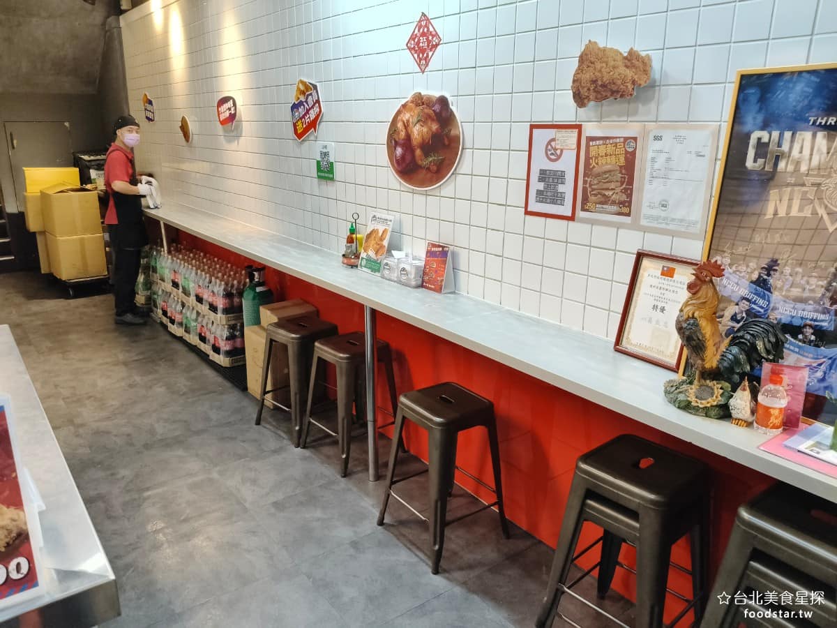 德州美墨炸雞天母店 德州美墨炸雞天母店菜單 德州美墨炸雞天母店推薦 士林區美食 士林美食 美式料理 天母總店是兩層樓的空間,一樓點餐二樓則是主要的內用座位區,環境走的是速食店常見的乾淨明亮風格,採光也不錯,用餐起來算舒適。 @台北美食星探