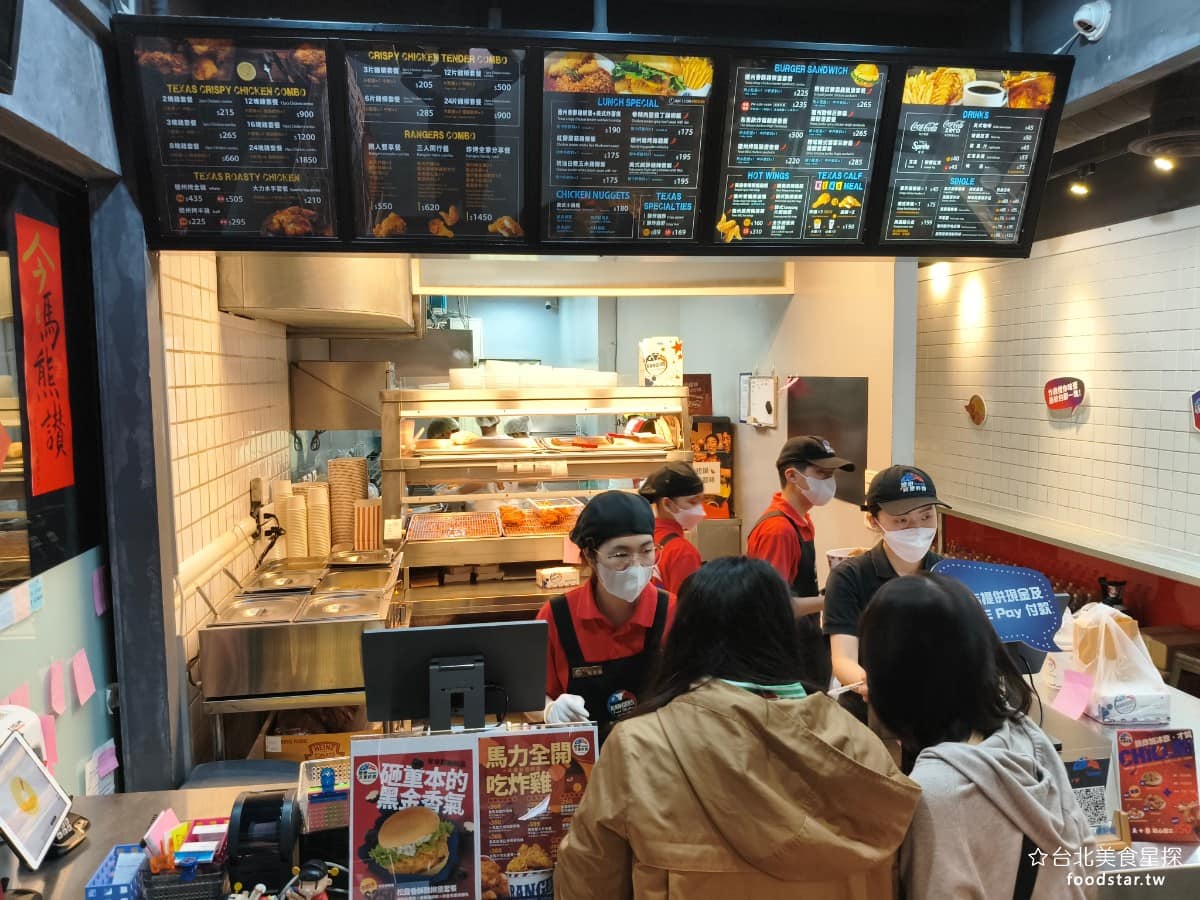 德州美墨炸雞天母店 德州美墨炸雞天母店菜單 德州美墨炸雞天母店推薦 士林區美食 士林美食 美式料理 2010 年武懿慧正式將這套德州家鄉味引進台灣,第一家店開在台灣師範大學商圈附近,之後才搬遷、擴點到天母,天母總店也因此成為品牌後來最具代表性的門市之一。 @台北美食星探