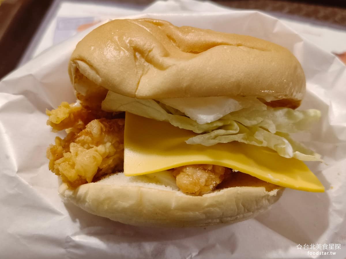 德州美墨炸雞天母店 德州美墨炸雞天母店菜單 德州美墨炸雞天母店推薦 士林區美食 士林美食 美式料理 松露雞柳堡 可惜吃起來完全沒有松露味,用的是雞胸肉,肉質偏乾是這幾款漢堡中,吃起來比較沒特色的一款。 @台北美食星探