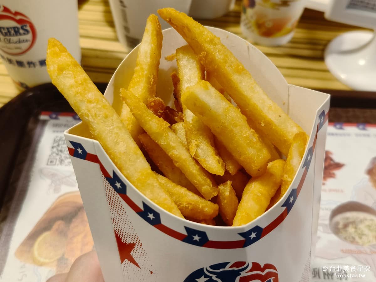 德州美墨炸雞天母店 德州美墨炸雞天母店菜單 德州美墨炸雞天母店推薦 士林區美食 士林美食 美式料理 薯條 吃起來比較普通,炸得沒有特別脆,裡面的馬鈴薯口感有點偏乾。 @台北美食星探