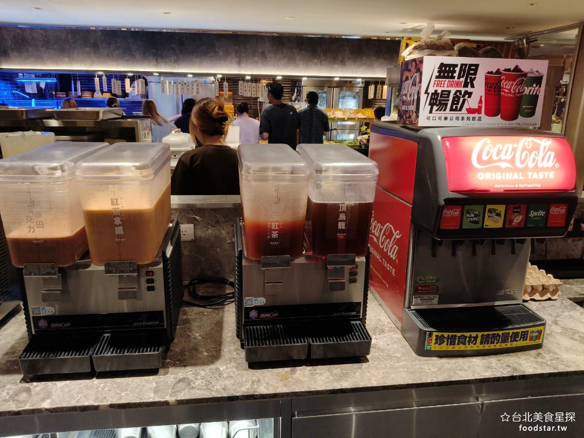 饗麻饗辣PLUS LaLaport南港店 LaLaport南港店菜單 飲料區 種類也很多,有可樂、雪碧、蘋果汁、檸檬紅茶、凍頂烏龍、紅玉紅茶、紅茶、紅茶拿鐵、巧克力阿華田。 @台北美食星探