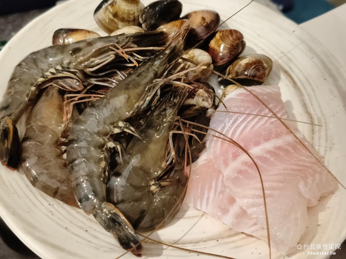 饗麻饗辣PLUS LaLaport南港店 LaLaport南港店菜單 佛跳蝦現撈現煮新鮮有彈性,不過蝦身偏小、殼偏薄,取用時要小心。 @台北美食星探