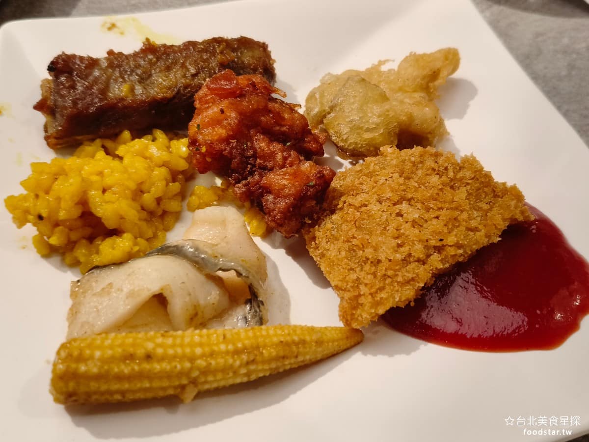 饗麻饗辣PLUS LaLaport南港店 LaLaport南港店菜單 這裡的熟食區,其實感覺比較弱,所以很多人不拿這區的食物,食物放得比較久,口感就不好,而且很多都是南洋風味,口味太單一,完全不吸引人。 @台北美食星探