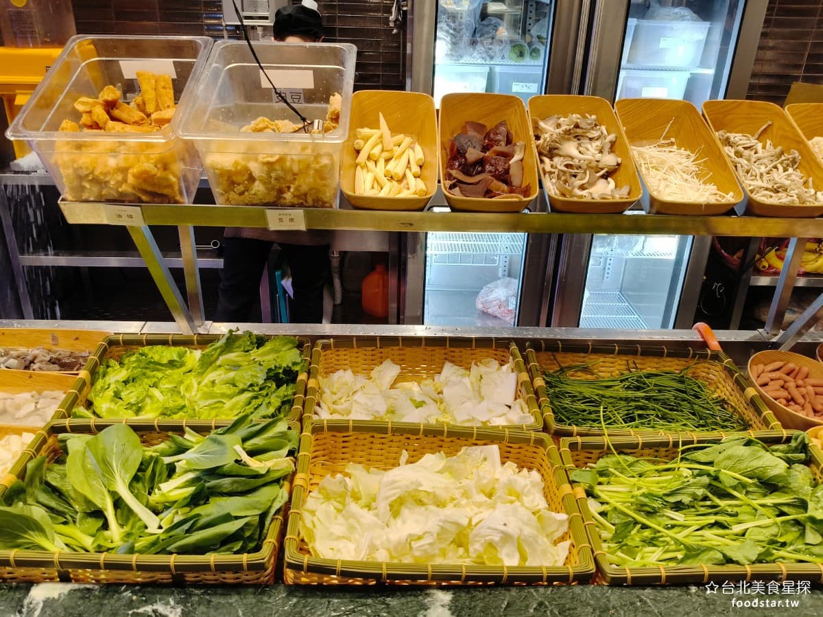 饗麻饗辣PLUS LaLaport南港店 LaLaport南港店菜單 蔬菜區 有高麗菜、青剛菜、水蓮、娃娃菜、黑木耳、香菇、玉米、玉米筍、豆皮、和油條。 @台北美食星探