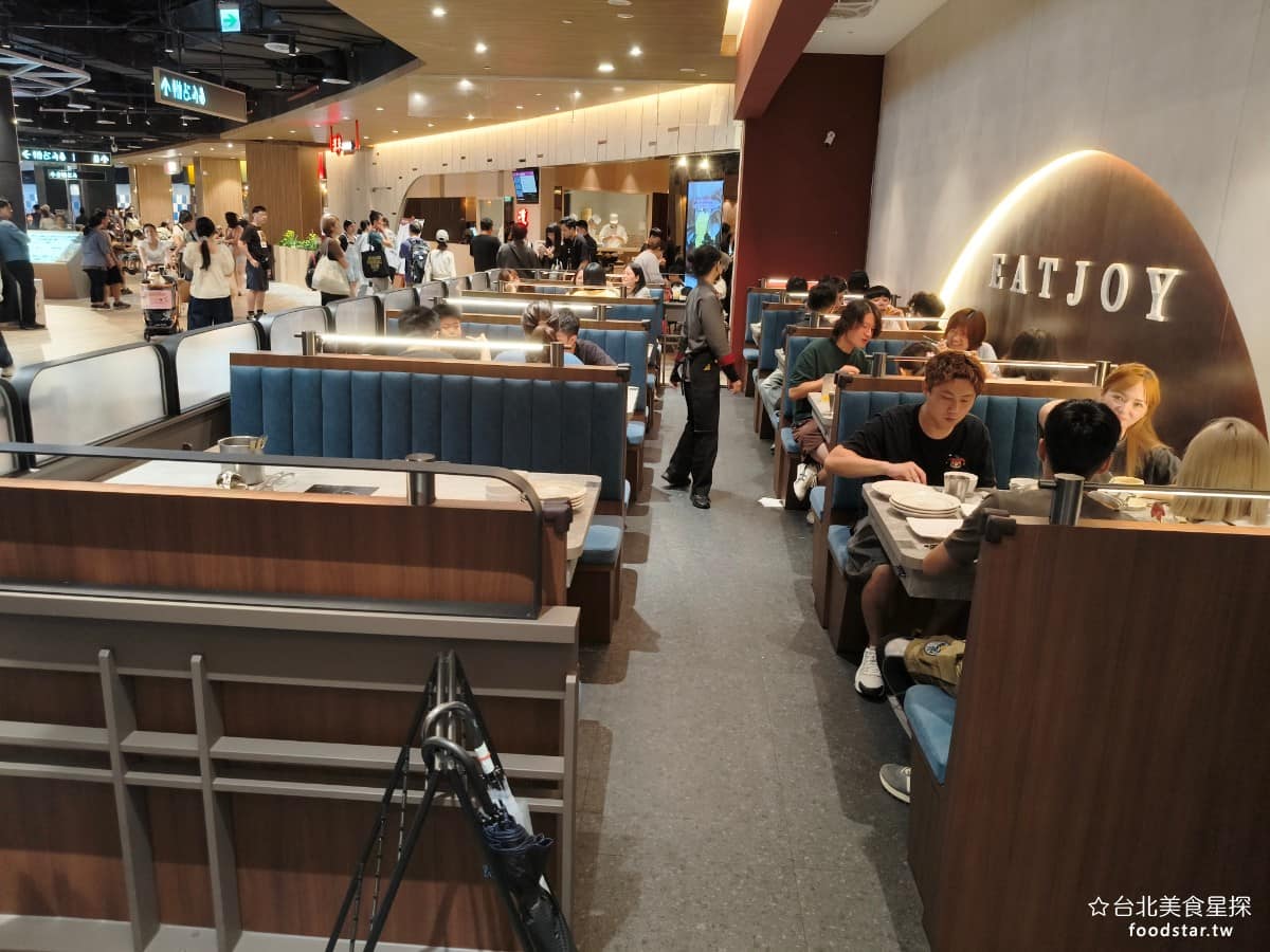 饗麻饗辣PLUS LaLaport南港店 LaLaport南港店菜單 比起原本的《饗麻饗辣》這次的 PLUS 版本,在裝潢與菜色規格上,都做了升級,整體訂位更偏向精緻路線,餐點品項也比一般分店來得更豐富一些。 @台北美食星探