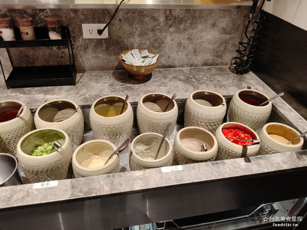 饗麻饗辣PLUS LaLaport南港店 LaLaport南港店菜單 醬料區 提供的也很完整,有胡麻醬、辣椒、薑絲、蘿蔔泥、蒜泥、青蔥、沙茶醬、辣油、香油、日式醬油。 @台北美食星探