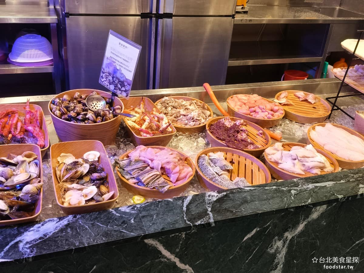 饗麻饗辣PLUS LaLaport南港店 LaLaport南港店菜單 海鮮區 有鮭魚、下巴、龍虎斑、澎湖小卷、小章魚、鯊魚片、鱸魚、虱目魚、蛤蠣、活跳蝦。 @台北美食星探