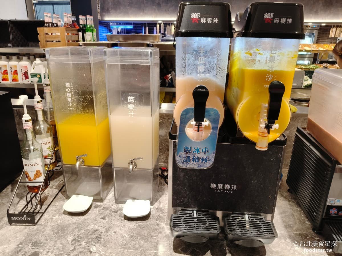 饗麻饗辣PLUS LaLaport南港店 LaLaport南港店菜單 旁邊還有提供芒果冰沙、冬瓜檸檬冰沙、果汁有兩種:芭樂汁和橙心橙意汁,名稱非常有趣。 @台北美食星探