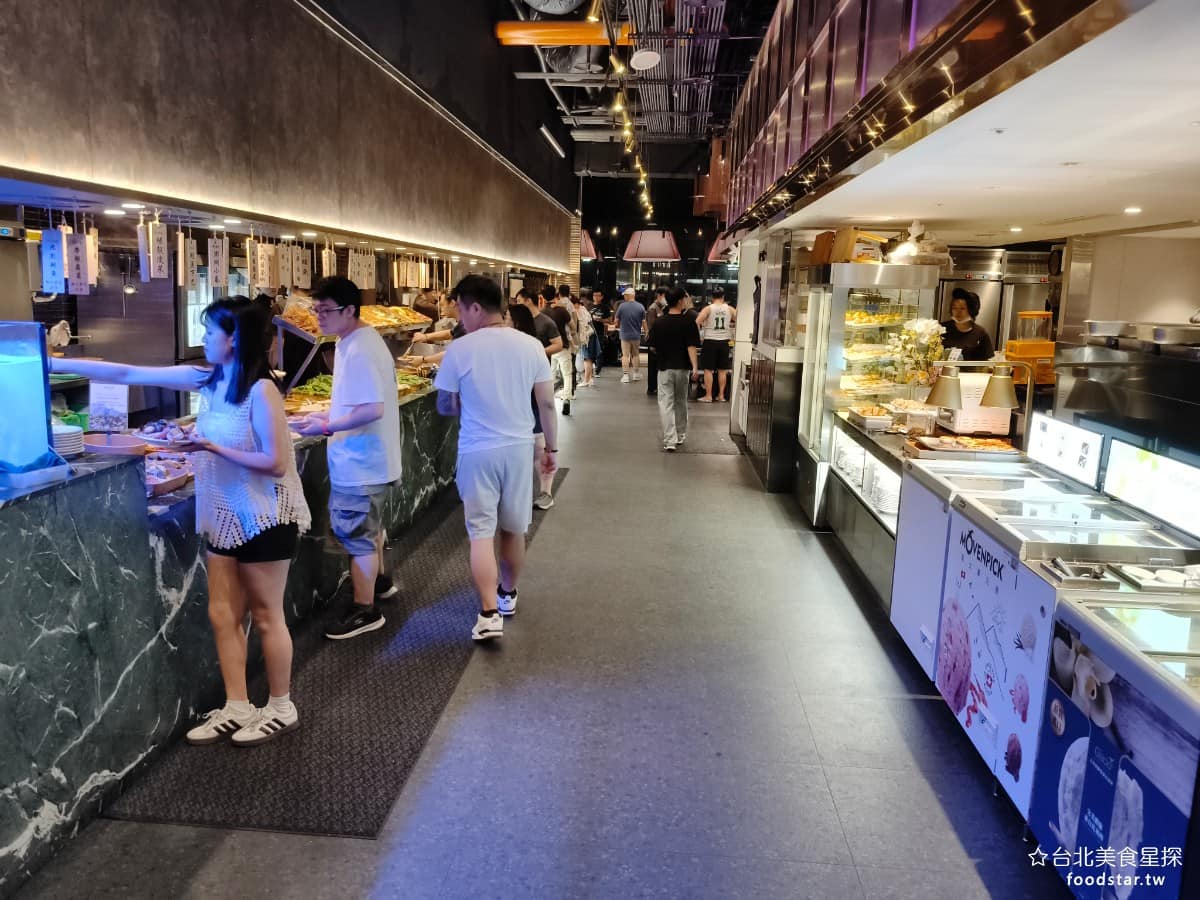 饗麻饗辣PLUS LaLaport南港店 LaLaport南港店菜單 這家火鍋吃到飽,最讓人印象深刻的是用「千元有找」的價位,就能吃到活跳蝦,這在台北同價位的火鍋吃到飽裡並不常見。 @台北美食星探