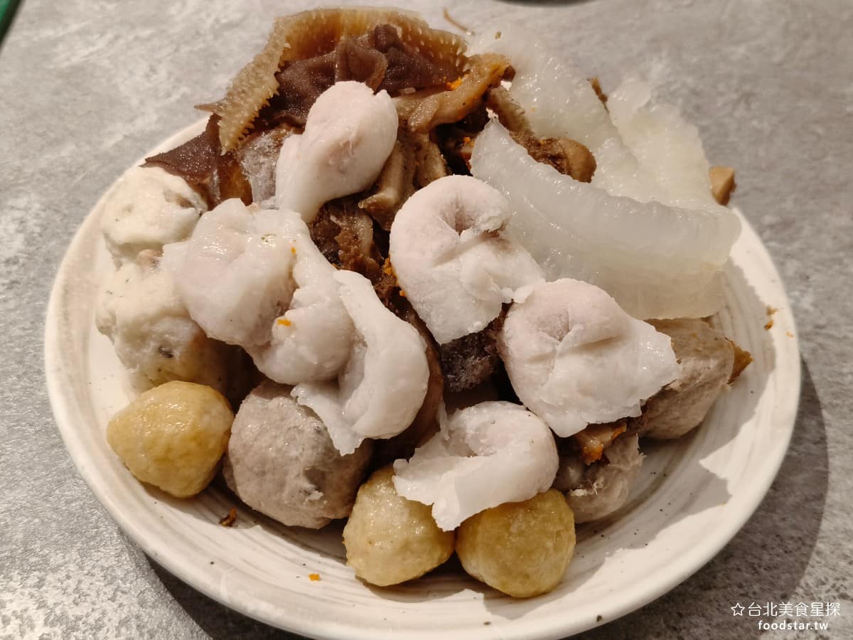 饗麻饗辣PLUS LaLaport南港店 LaLaport南港店菜單 火鍋是《饗麻饗辣PLUS LaLaport南港店》的主打,所以當然火鍋料要拿最多,雖然這裡還有壽司,還很熱食區,但通常吃這些的人會比較少。 @台北美食星探