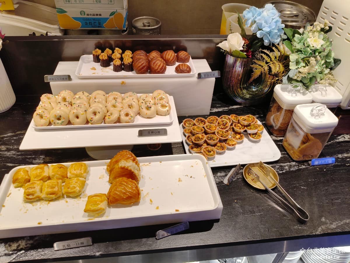 饗麻饗辣PLUS LaLaport南港店 LaLaport南港店菜單 旁邊還有花生可麗露、黃油年糕、青森Q蹄、乳酪一口酥、太妃堅果塔、蘋果貝殼酥。 @台北美食星探