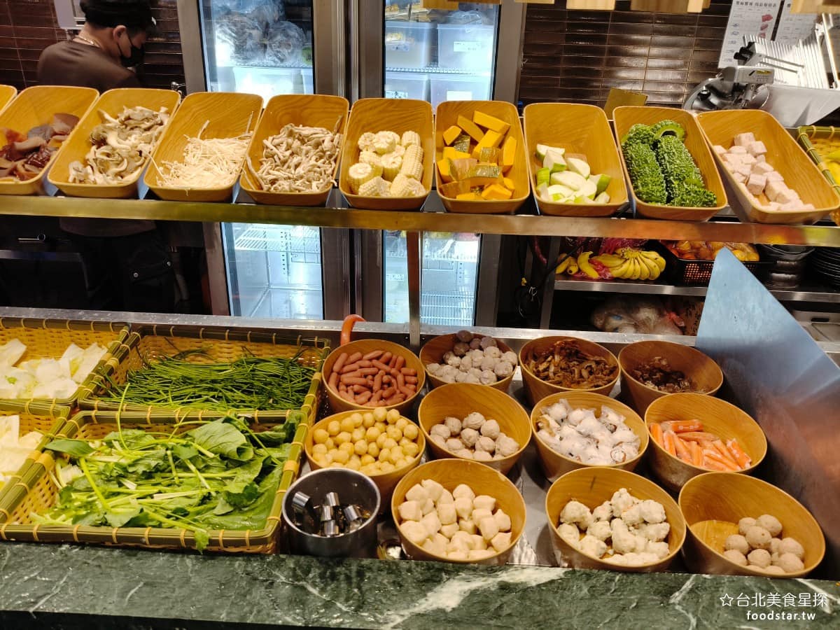 饗麻饗辣PLUS LaLaport南港店 LaLaport南港店菜單 火鍋料區 火鍋是《饗麻饗辣PLUS LaLaport 南港店》的主打,所以火鍋料種類非常多,有蟹味棒、貢丸、牛肚、海鮮、芋頭、香菇、牛筋。 @台北美食星探