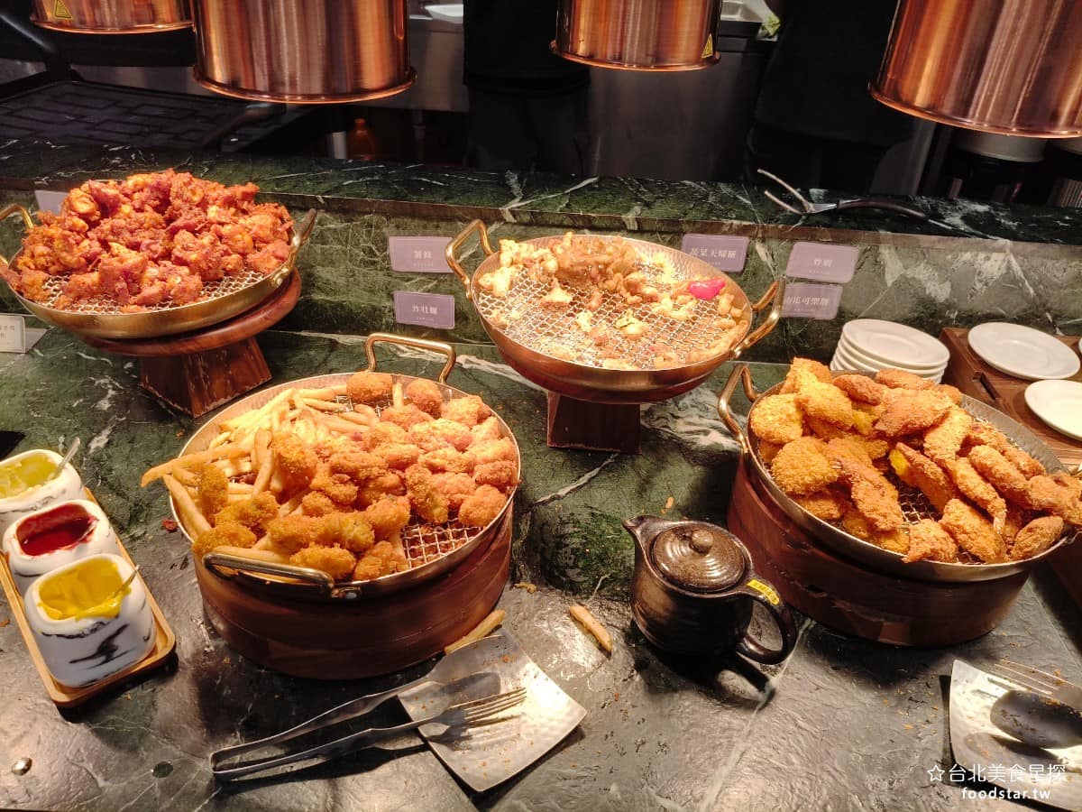饗麻饗辣PLUS LaLaport南港店 LaLaport南港店菜單 炸物區 有炸蝦、南瓜可樂餅、蔬菜天婦羅、薯條、炸牡蠣、炸唐揚雞,旁邊的醬料有番茄醬、芥末醬和美乃滋醬。 @台北美食星探