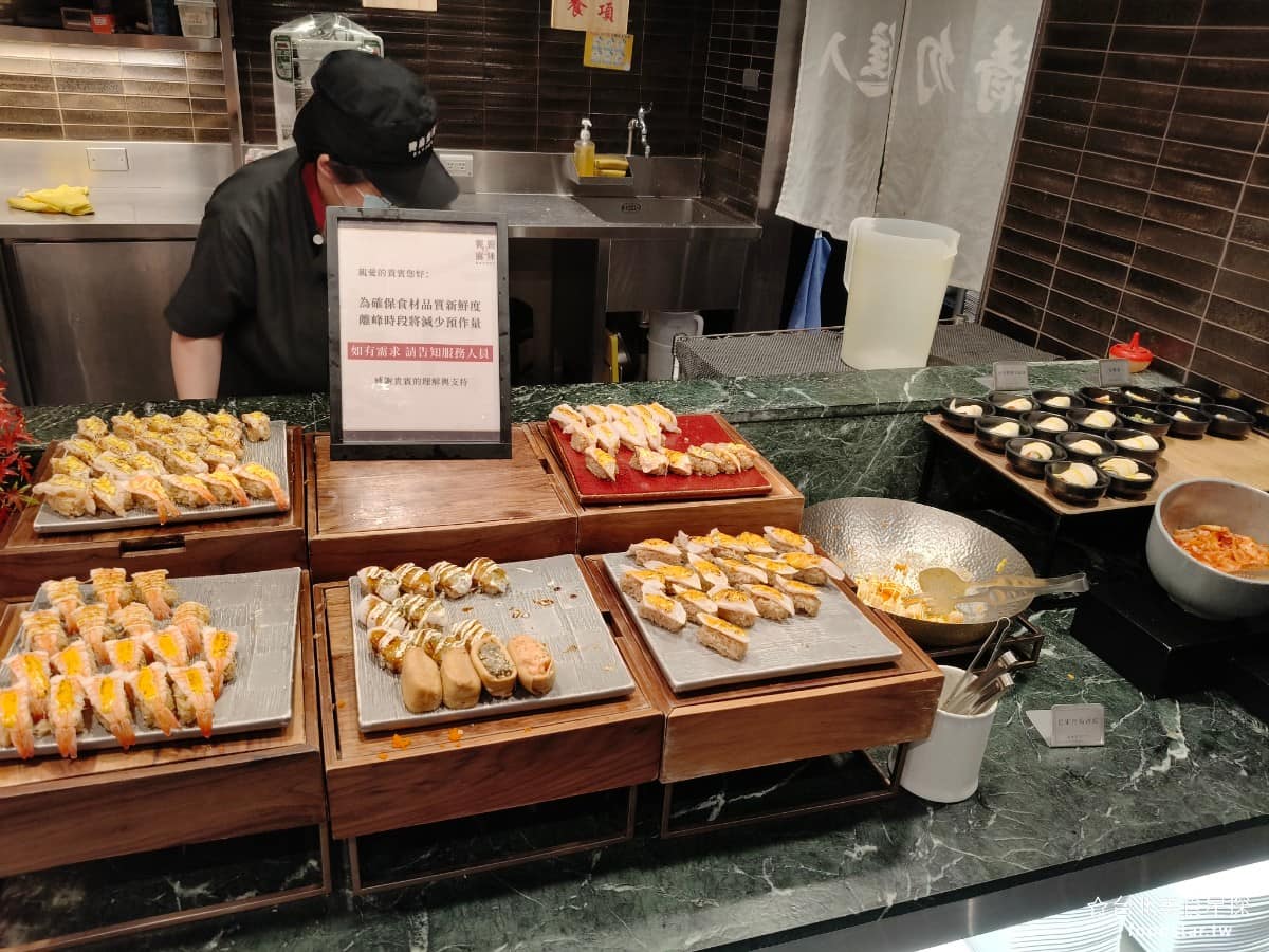 饗麻饗辣PLUS LaLaport南港店 LaLaport南港店菜單 壽司區 有鮮蝦壽司、蝶魚壽司、旗魚壽司、稻荷壽司,旁邊還有南洋嫩雞採酥捲、女媧蛋,以及台式泡菜和四川泡菜。 @台北美食星探