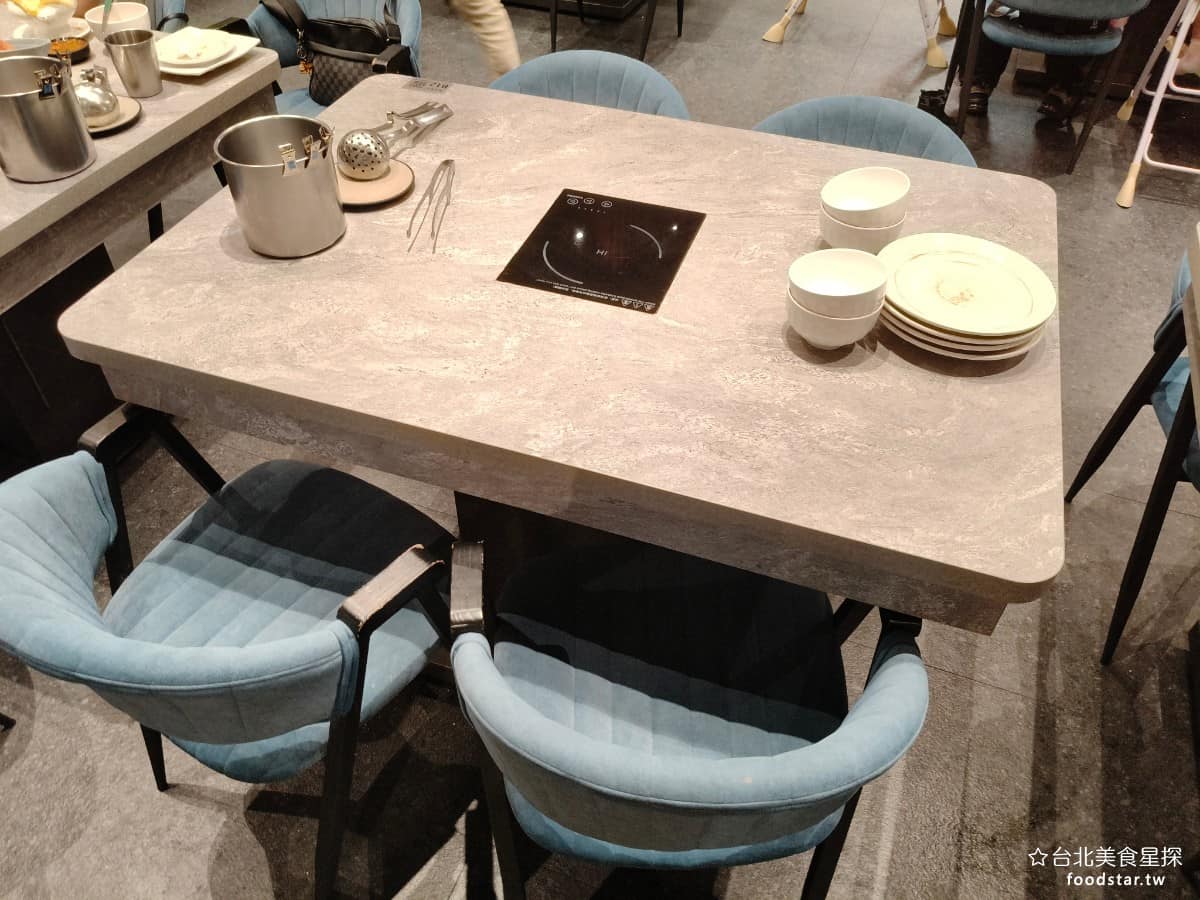 饗麻饗辣PLUS LaLaport南港店 LaLaport南港店菜單 四人座的座位只會有一個電磁爐,所以是多人一起共用一鍋,但因為《饗麻饗辣PLUS LaLaport南港店》的品項很多,不是只有吃火鍋,所以一鍋,其實就很夠煮了。 @台北美食星探