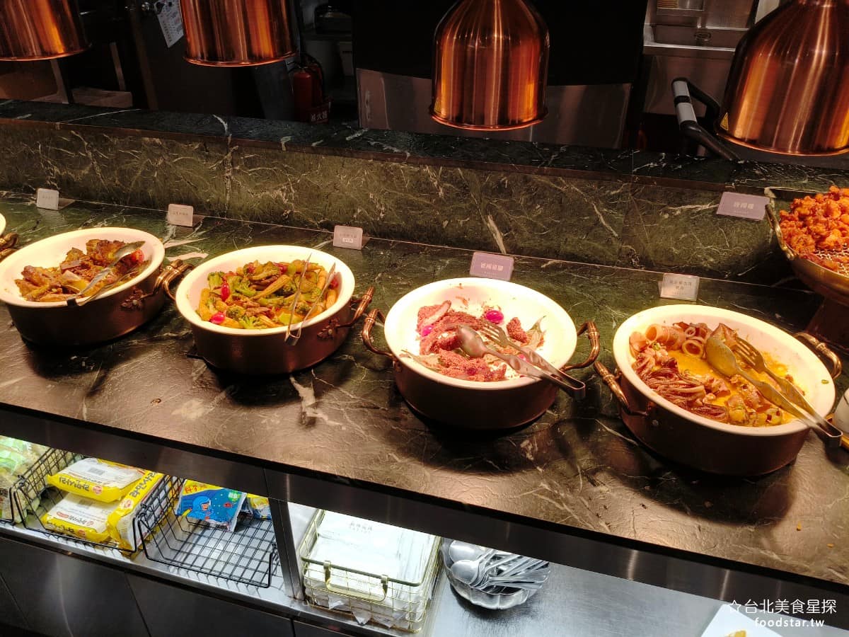 饗麻饗辣PLUS LaLaport南港店 LaLaport南港店菜單 熱食區 這裡熱食區的種類比預期的還多,有黃金椰香醬油魚、德國豬腳、叻沙草食蔬、花生沙嗲排骨、海南雞風味燉飯,感覺都是南洋香料口味的居多。 @台北美食星探