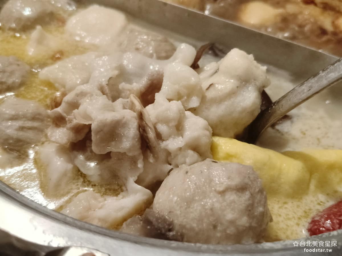 饗麻饗辣PLUS LaLaport南港店 LaLaport南港店菜單 火鍋料在煮的時候,要特別注意,不要一次加太多,不然這裡的鍋子比較淺,料多湯少下,很容易火鍋料加一堆之後,底部發生焦燒。 @台北美食星探