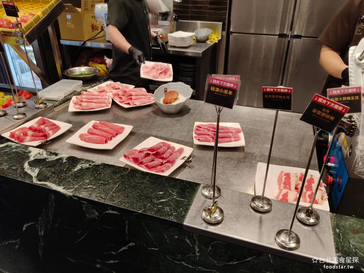 饗麻饗辣PLUS LaLaport南港店 LaLaport南港店菜單 每桌桌上會提供三隻夾子,想要什麼肉,就把夾子夾到桿子上,服務生會將肉品送上桌。 @台北美食星探