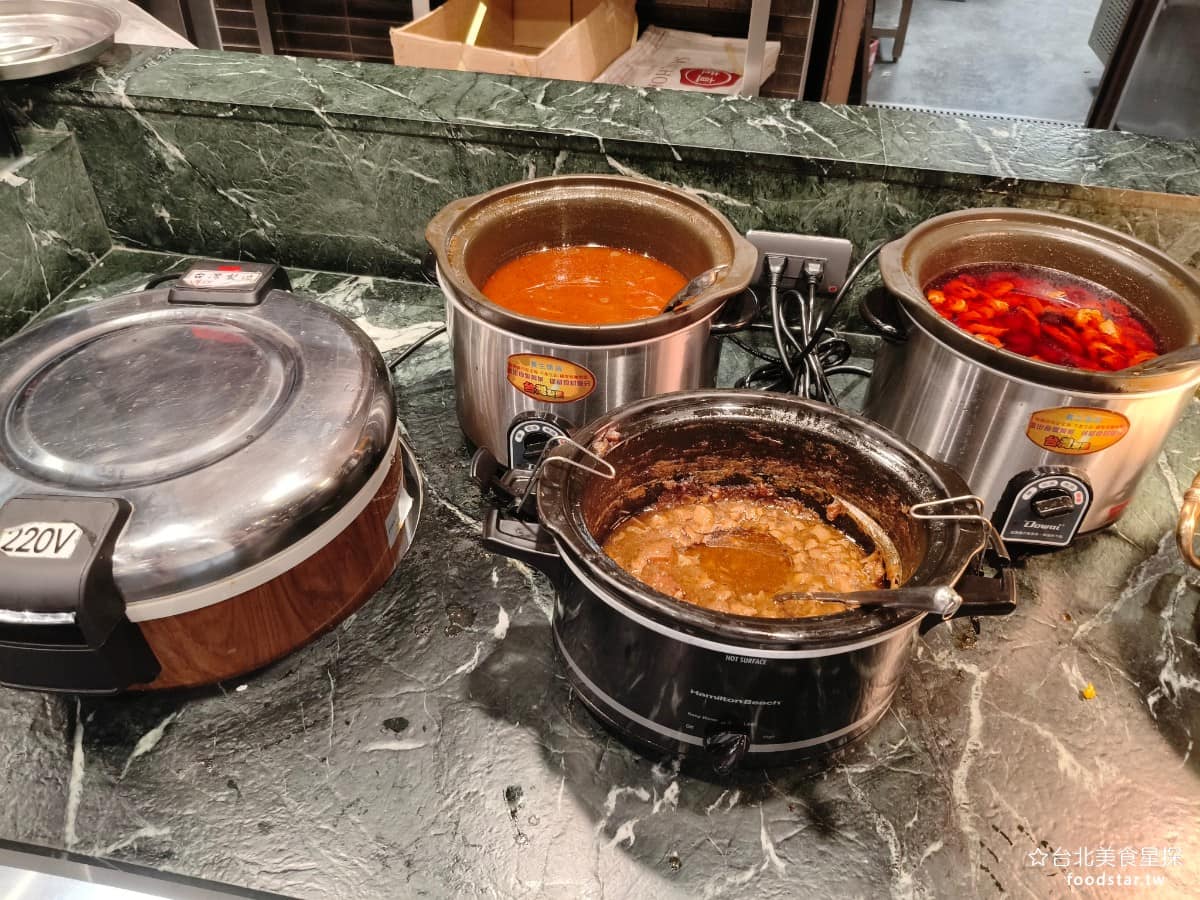 饗麻饗辣PLUS LaLaport南港店 LaLaport南港店菜單 熱食區旁邊,還有滷大腸、麻辣鴨血、以及滷肉飯。 @台北美食星探