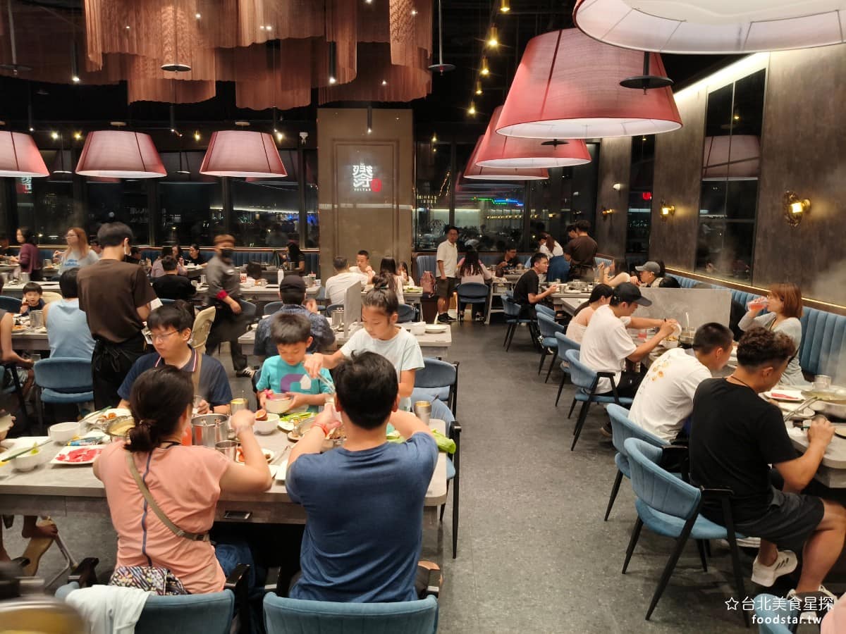 饗麻饗辣PLUS LaLaport南港店 LaLaport南港店菜單 店內空間相當寬敞,走的是現代時尚風格,一進門就是餐檯區域,座位則安排在後方及右側,動線算是流暢,不會有明顯的排隊卡關情況。 @台北美食星探