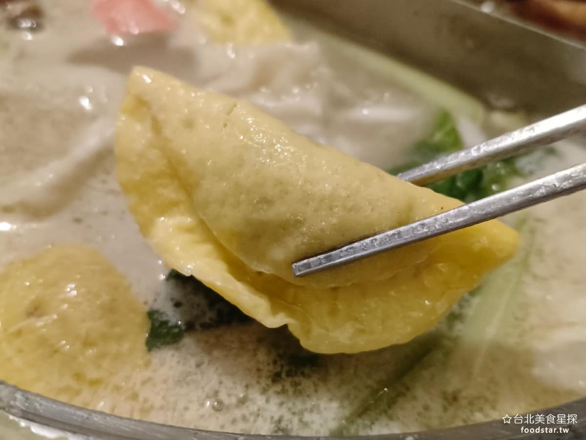 饗麻饗辣PLUS LaLaport南港店 LaLaport南港店菜單 蛋餃 完全手工製作的,是全部的火鍋料裡面,個人覺得最好吃的。我一個人就吃了8個。 @台北美食星探