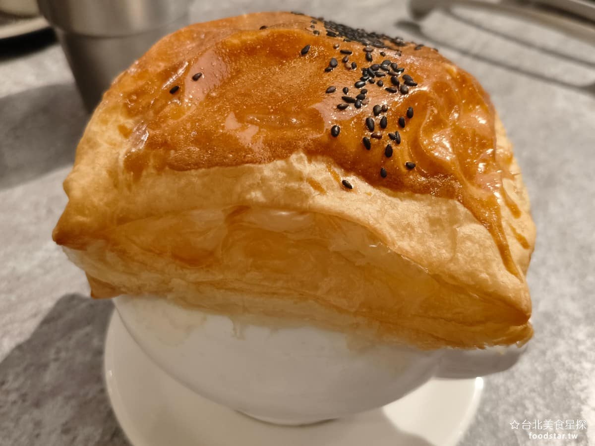 饗麻饗辣PLUS LaLaport南港店 LaLaport南港店菜單 酥皮濃湯 這個湯的味道非常怪,是裡面最雷的,我們喝了一口後,就沒再喝了。 @台北美食星探
