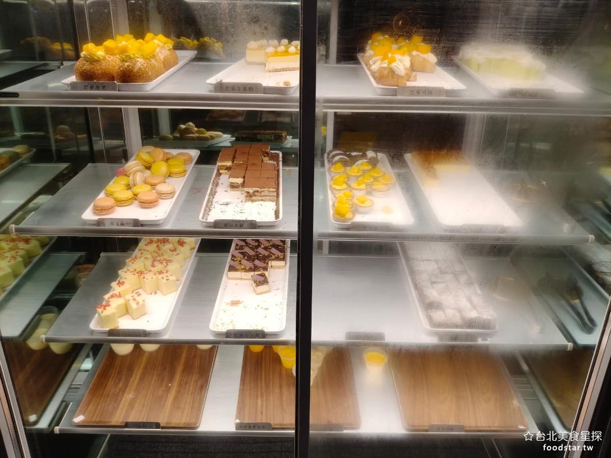 饗麻饗辣PLUS LaLaport南港店 LaLaport南港店菜單 甜點區種類最多,因為甜點是這裡的強項,有芒果泡芙、芒果生乳酪、宜蘭大道、馬卡龍、提拉米蘇、檸檬磅蛋糕、奶酒生乳酪、布朗尼、經典香草、巴斯克、北海道輕乳酪、鮮芒塔。 @台北美食星探