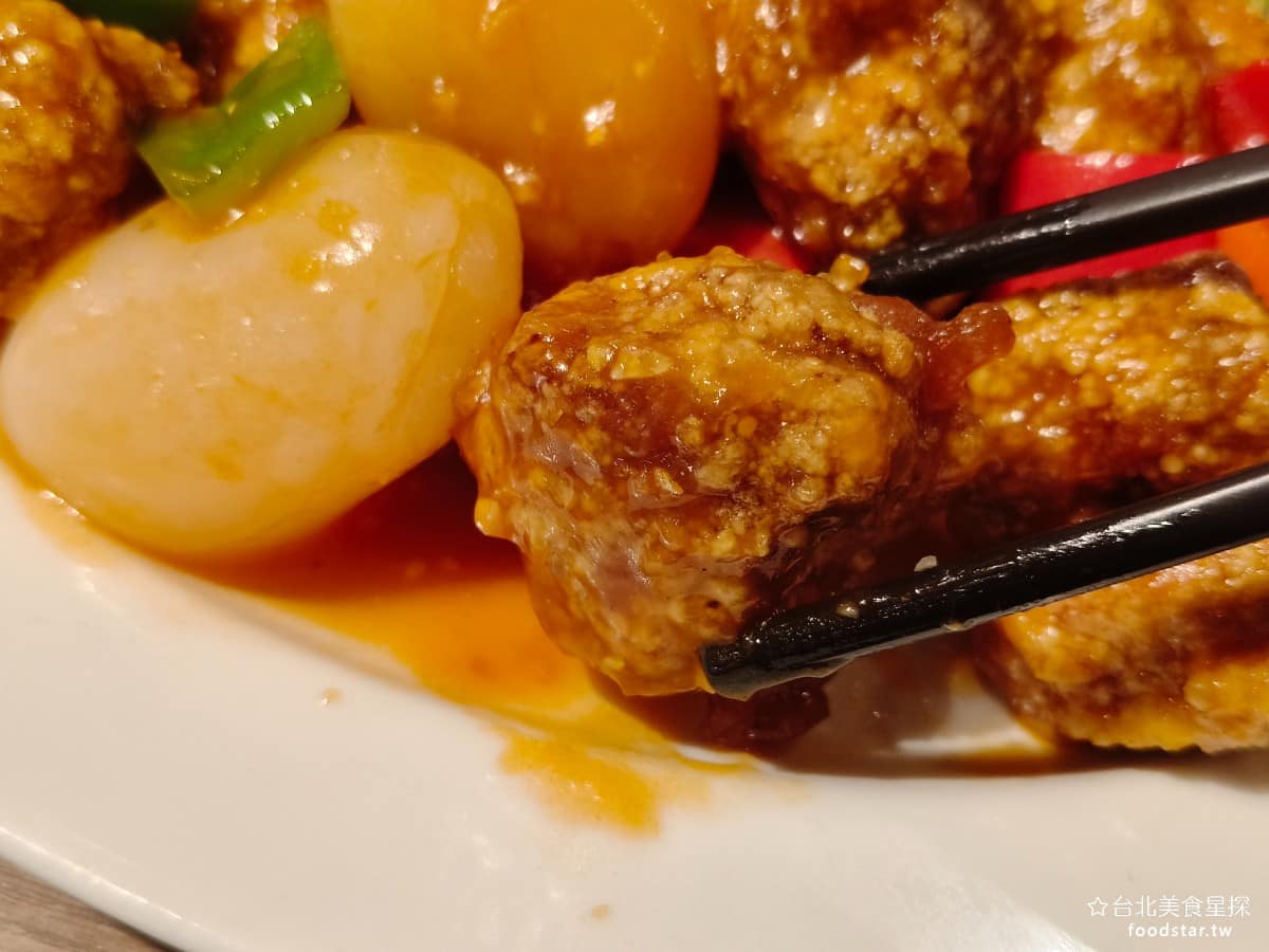 瓦城泰國料理 美麗華店 美麗華店菜單 美麗華店推薦 中山區美食 中山美食 劍南路站美食 趁熱吃肉質尚可，肉塊切得很大，冷掉之後就變得很難咬，這點和鐵板牛柳有同樣的問題，年紀較大者會有此感受。 @台北美食星探